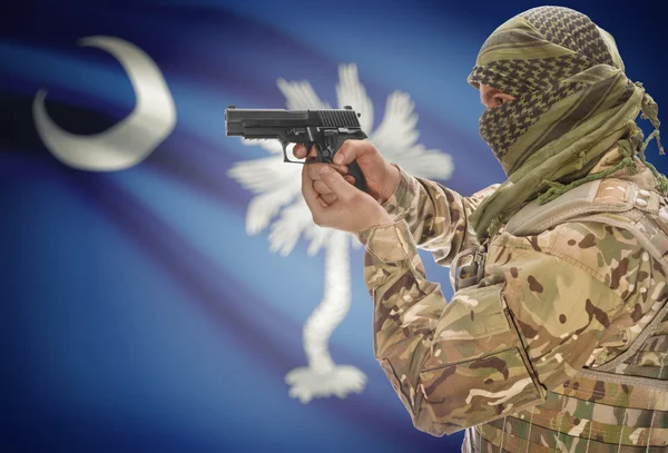 Bărbat în keffiyeh musulman cu arma în mână și steag pe fundal Carolina de Sud — Fotografie, imagine de stoc