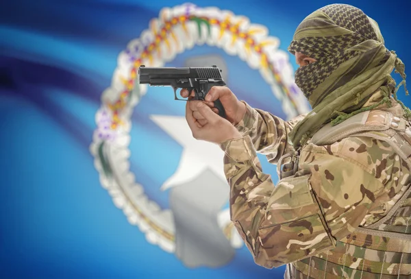 Мужчина в мусульманскую куфия с пистолетом в руке и национальный флаг на фоне - Северные Марианские острова — стоковое фото