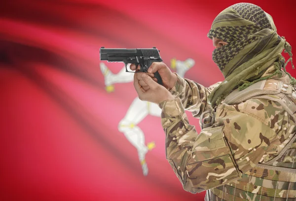 Male in muslim keffiyeh with gun in hand and national flag on background - Isle of Man — Stockfoto