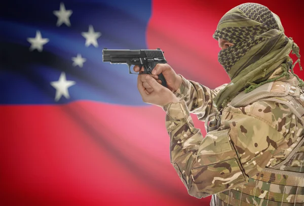 Male in muslim keffiyeh with gun in hand and national flag on background - Samoa — Stock fotografie