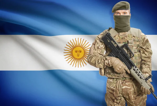 Soldat tenant une mitrailleuse avec le drapeau sur les séries de fond - Argentine — Photo