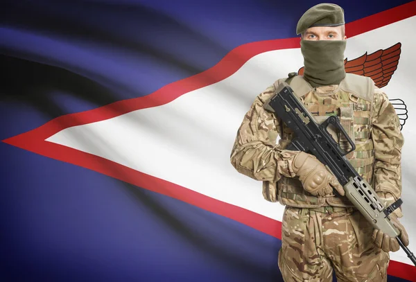 पृष्ठभूमि श्रृंखला पर ध्वज के साथ सैनिक मशीन बंदूक पकड़ रहा है अमेरिकी समोआ — स्टॉक फ़ोटो, इमेज