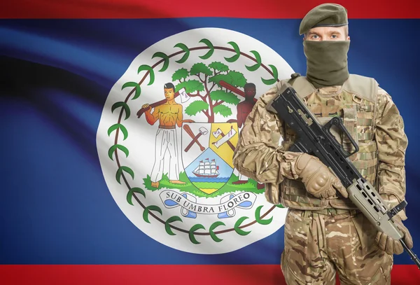Soldat tenant une mitrailleuse avec le drapeau sur les séries de fond - Belize — Photo