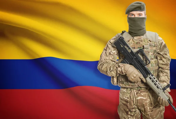 Soldat mit Maschinengewehr mit Flagge auf Hintergrund-Serie - Kolumbien — Stockfoto