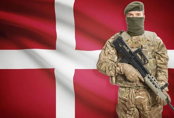 Soldier holding machine gun with flag on background series - Denmark — Stock Photo, Image