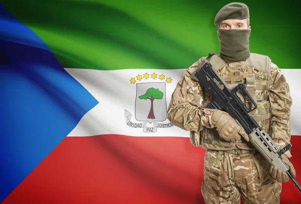 Soldat tenant une mitrailleuse avec le drapeau sur les séries de fond - Guinée équatoriale — Photo