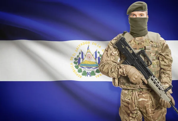 Soldat tenant une mitrailleuse avec le drapeau sur les séries de fond - El Salvador — Photo