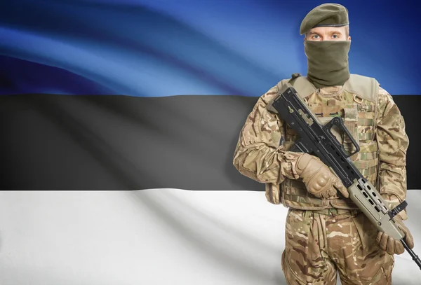 Soldier holding machine gun with flag on background series - Estonia — Stok Foto
