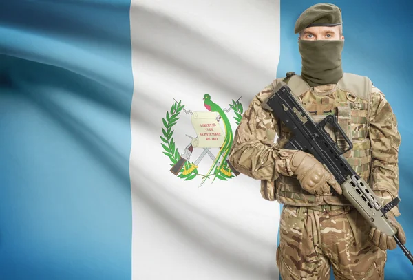 Soldat mit Maschinengewehr mit Flagge auf Hintergrund-Serie - Guatemala — Stockfoto