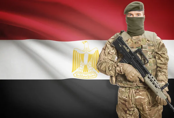 Soldier holding machine gun with flag on background series - Egypt — Foto Stock