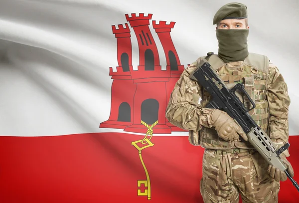 Soldat tenant une mitrailleuse avec le drapeau sur les séries de fond - Gibraltar — Photo