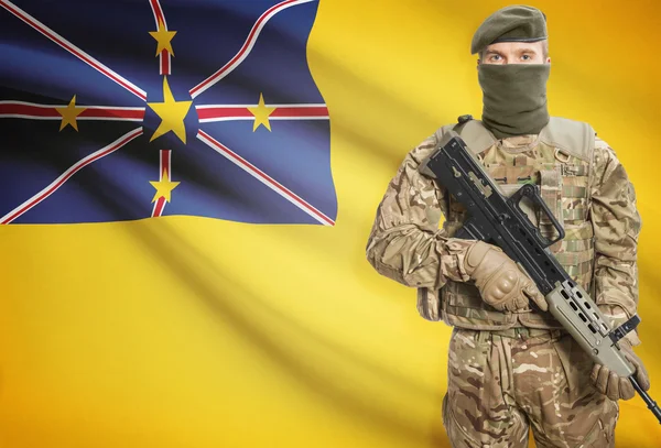 Soldat mit Maschinengewehr mit Flagge auf Hintergrund-Serie - Niue — Stockfoto