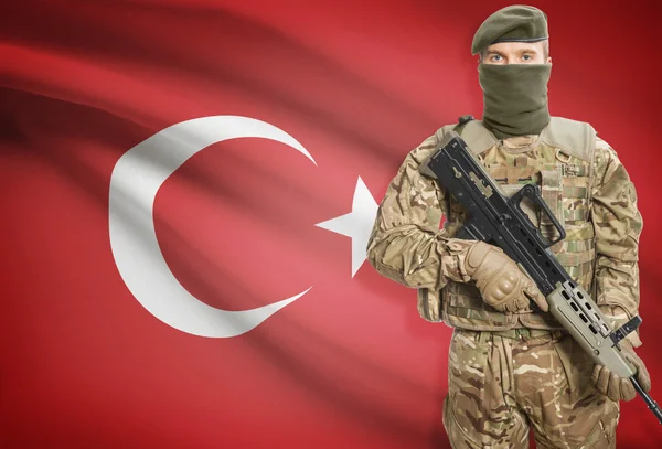 Soldier holding machine gun with flag on background series - Turkey — Stock Photo, Image