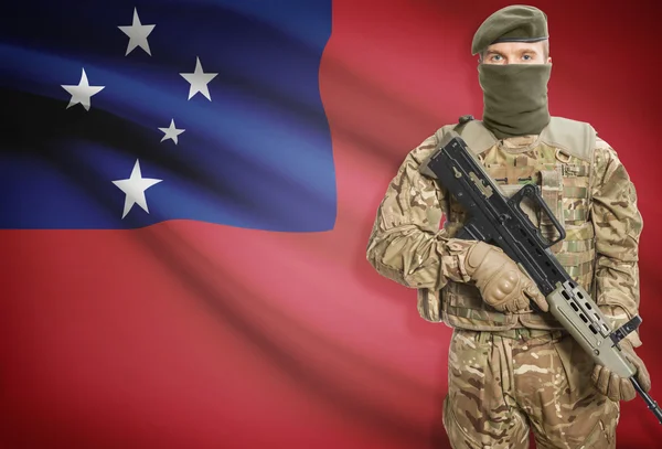 Soldier holding machine gun with flag on background series - Samoa — Stok Foto