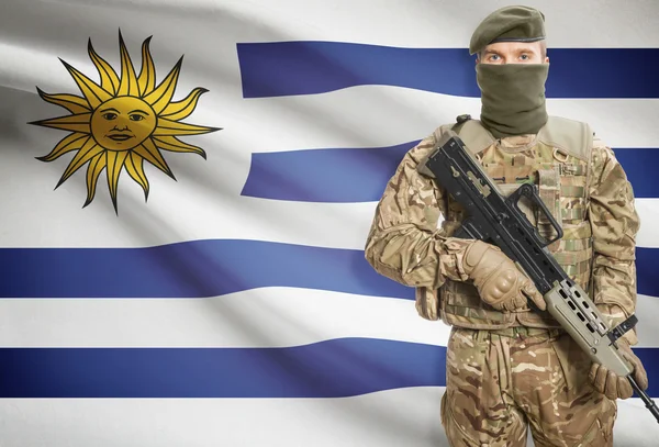 Soldat tenant une mitrailleuse avec le drapeau sur les séries de fond - Uruguay — Photo