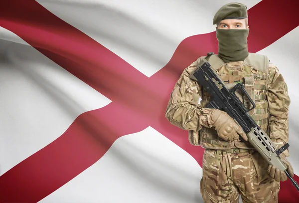 Soldier holding machine gun with USA state flag on background series - Alabama — Stok Foto