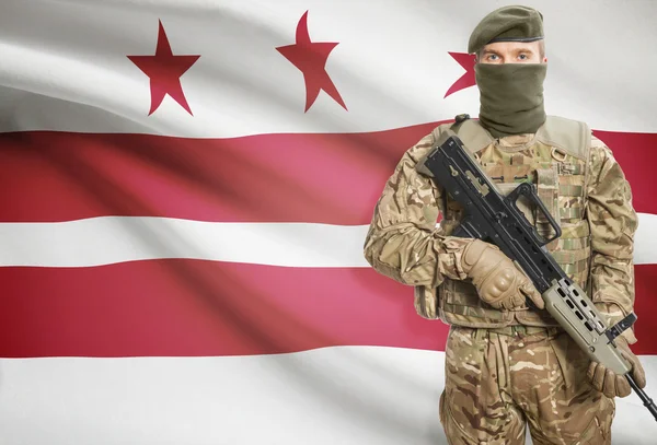 Soldier Machine tenant le pistolet avec Usa drapeau d'état sur les séries de fond - District of Columbia — Photo