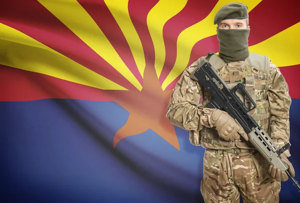 Soldier holding machine gun with USA state flag on background series - Arizona — Stock Photo, Image