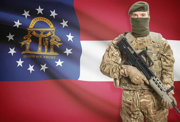 Soldier holding machine gun with USA state flag on background series - Georgia — Stockfoto