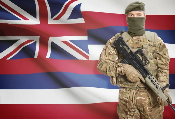 Soldier holding machine gun with USA state flag on background series - Hawaii — Stok Foto