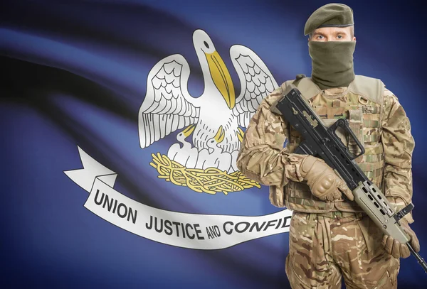 Soldier holding machine gun with USA state flag on background series - Louisiana — Stok Foto