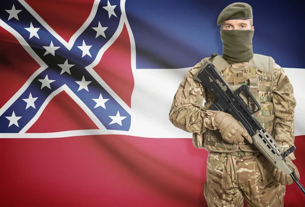 Soldier holding machine gun with USA state flag on background series - Mississippi — Stok Foto