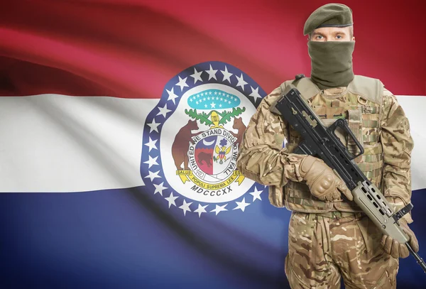 Soldier holding machine gun with USA state flag on background series - Missouri — Stockfoto