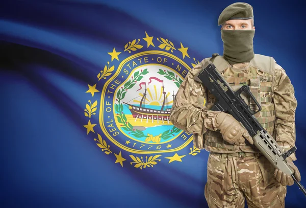 Soldier holding machine gun with USA state flag on background series - New Hampshire — Stok Foto