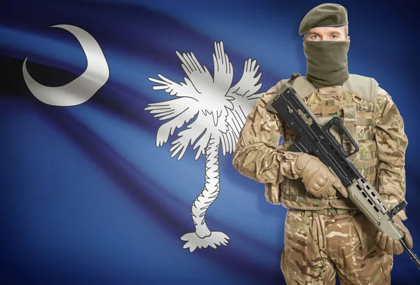 Солдат держит пулемет с США государственный флаг на фоне серии - Южная Каролина — стоковое фото