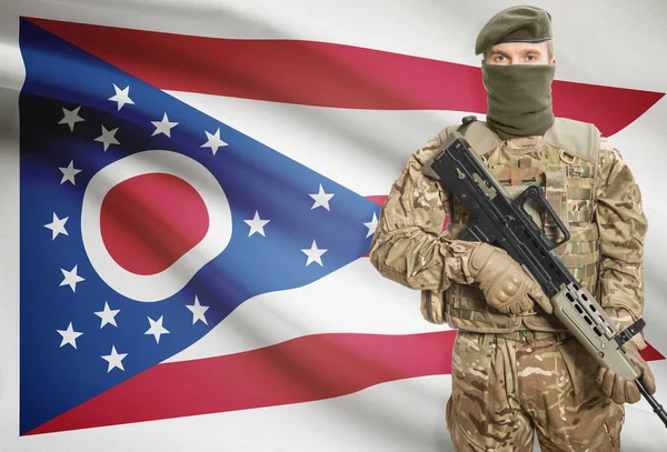 Soldier holding machine gun with USA state flag on background series - Ohio — Stok Foto