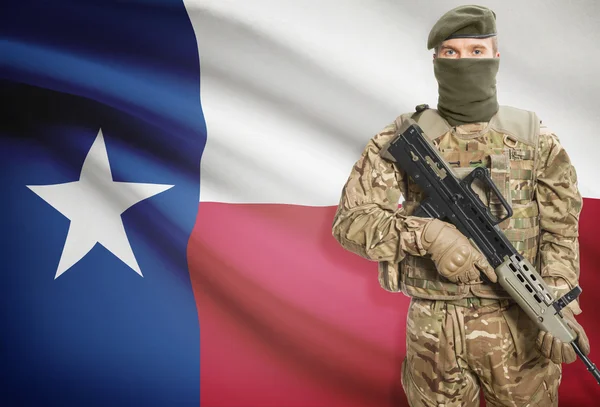 Soldier holding machine gun with USA state flag on background series - Texas — Stockfoto