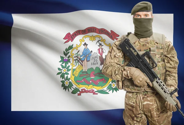 Soldat tenant une mitrailleuse avec Usa drapeau d'état sur les séries de fond - Virginie-Occidentale — Photo