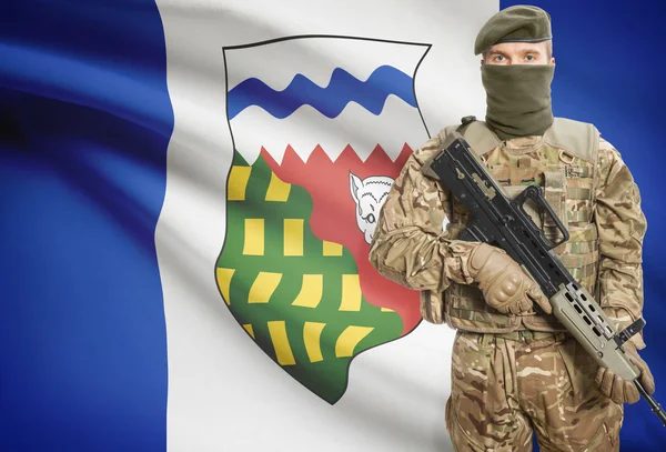 Soldier holding machine gun with Canadian province flag on background series - Northwest Territories — Stock fotografie