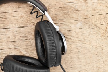 Ahşap masa - retro müzik konsepti üzerinde düzgün vintage kulaklık