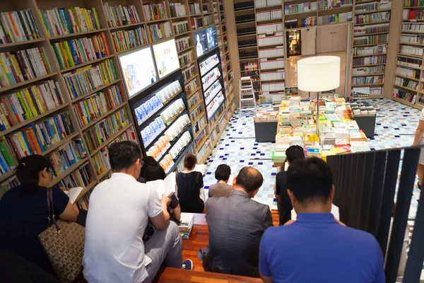 Seoul, Kore - 13 Ağustos 2015: insanlar Kongre ve Sergi Merkezi 13 Ağustos 2015 Seoul, Güney Kore Coex kitabevi kitap okuma — Stok fotoğraf