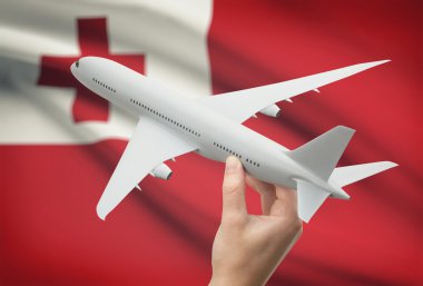 Uçak ile arka plan - Tonga bayrağı elinde