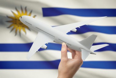 Uçağın içinde el ile arka plan - Uruguay bayrağı