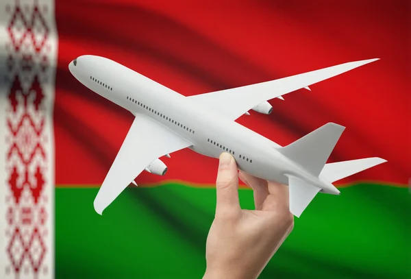 Vliegtuig in hand met vlag op achtergrond - Wit-Rusland — Stockfoto