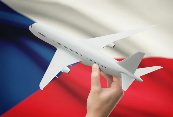 Vliegtuig in hand met vlag op achtergrond - Tsjechië — Stockfoto