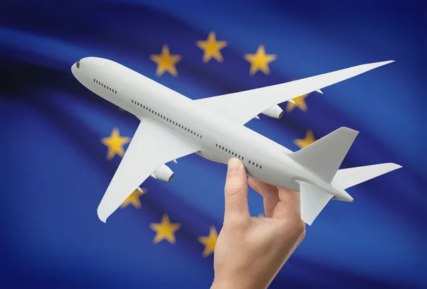 Avion en main avec le drapeau sur fond - Union européenne — Photo