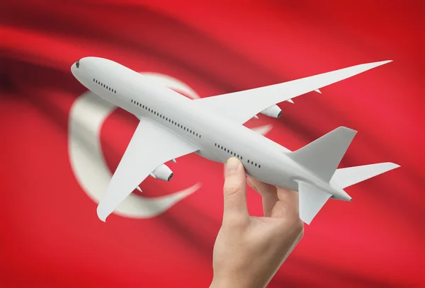 Samolot w rękę z flagi na tle - Turcja — Zdjęcie stockowe