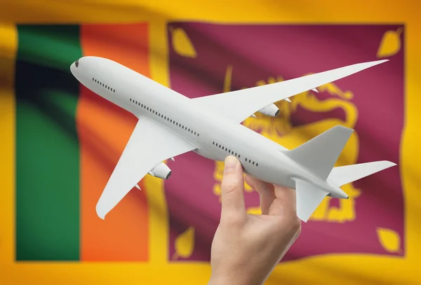 Vliegtuig in hand met vlag op achtergrond - Sri Lanka — Stockfoto