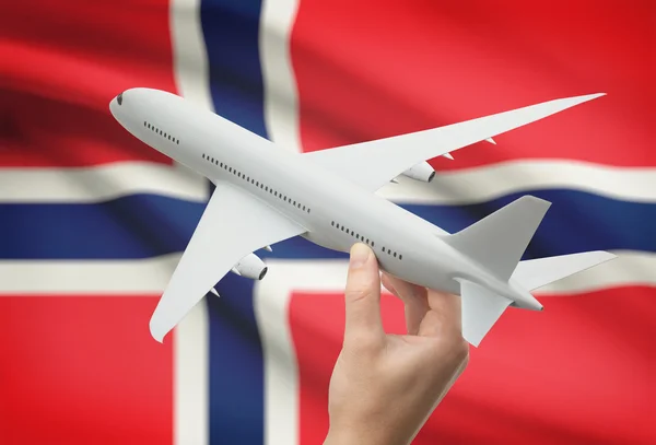 Uçak ile arka plan - Norveç bayrağı elinde — Stok fotoğraf