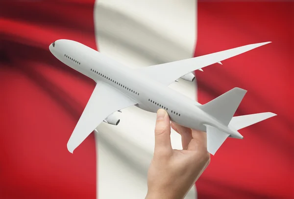 Flugzeug in der Hand mit Flagge auf Hintergrund - Peru — Stockfoto