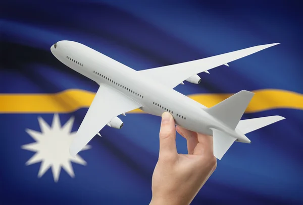 飞机在手上背景-瑙鲁的标志 — 图库照片