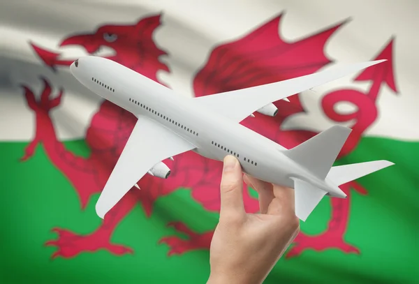 Flugzeug in der Hand mit Flagge auf Hintergrund - Wales — Stockfoto