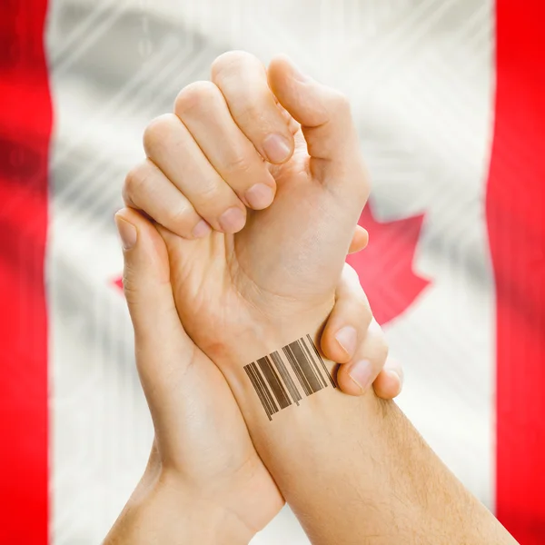 Barcode-ID-Nummer auf Handgelenk und Nationalflagge auf Hintergrund-Serie - Kanada — Stockfoto
