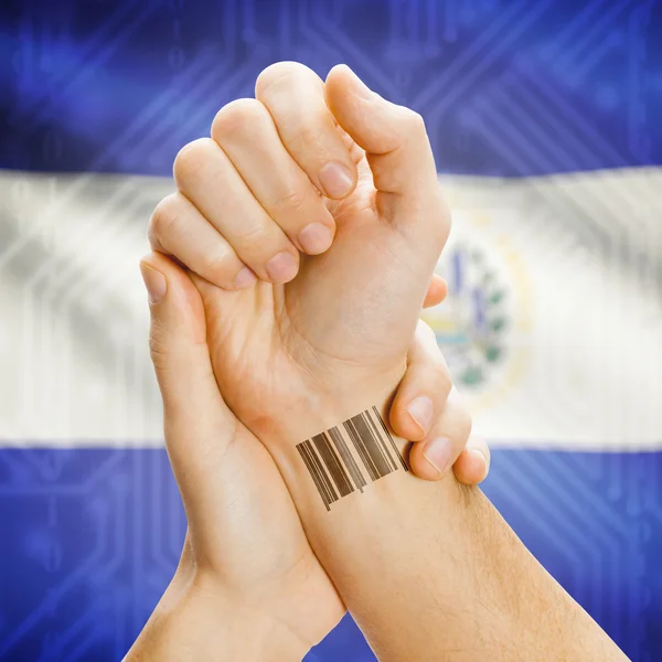 Numéro Barcode Id sur le poignet et le drapeau national sur les séries de fond - El Salvador — Photo