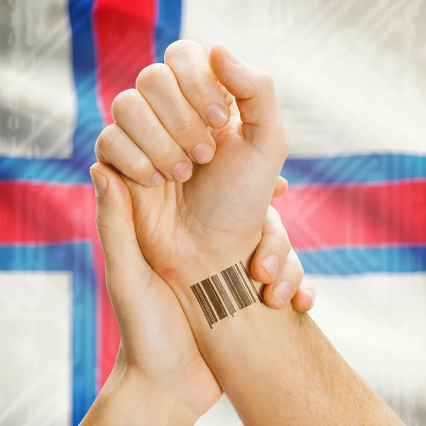 Barcode-ID-Nummer auf Handgelenk und Nationalflagge auf Hintergrund-Serie - Färöer — Stockfoto