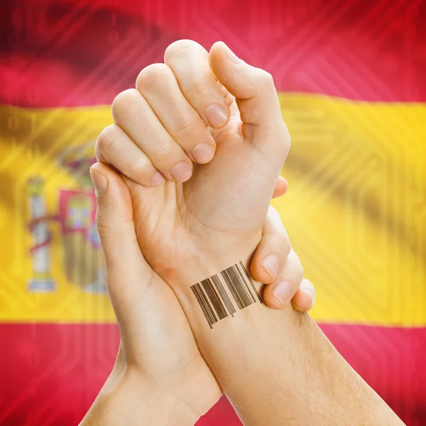 Barcode-ID-Nummer auf Handgelenk und Nationalflagge auf Hintergrund-Serie - Spanien — Stockfoto